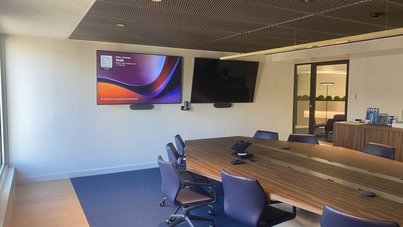 Salle de conférence double écran